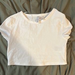 H&m small crop top, white. Havnt been warn